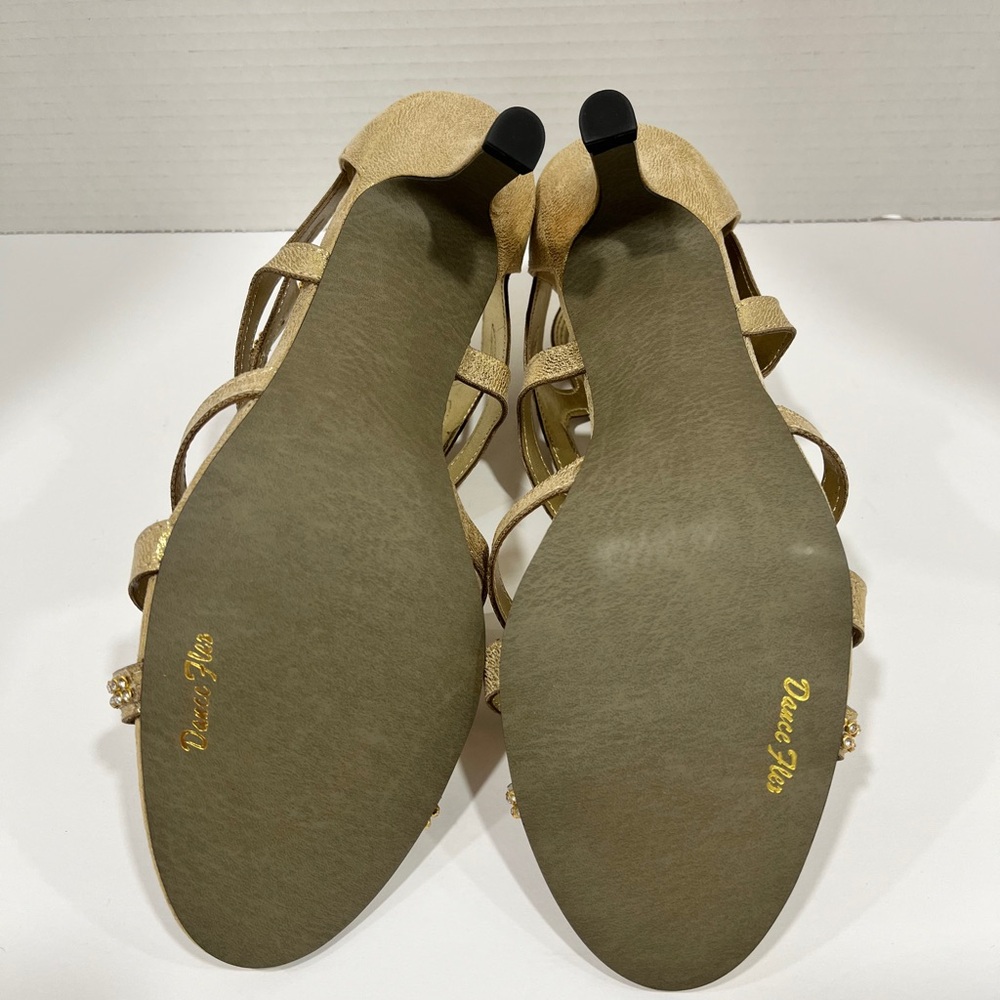 Easy Street Flattery‎ Gold Stiletto Heel. Size: 9WW. Color: Gold - Picture 7 of 9